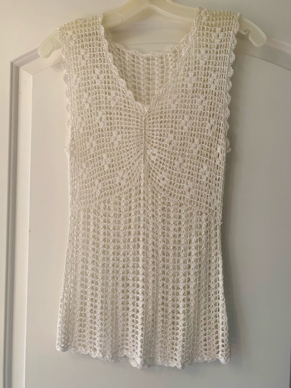 Fine Crocheted  White V Neck Tank Top.  Sz Small